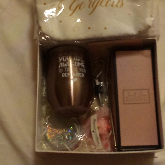 Specially - Box Of Best Wishes Set Includes Rose Steel Mug, Travel Bag Candle... - Picture 2 of 16